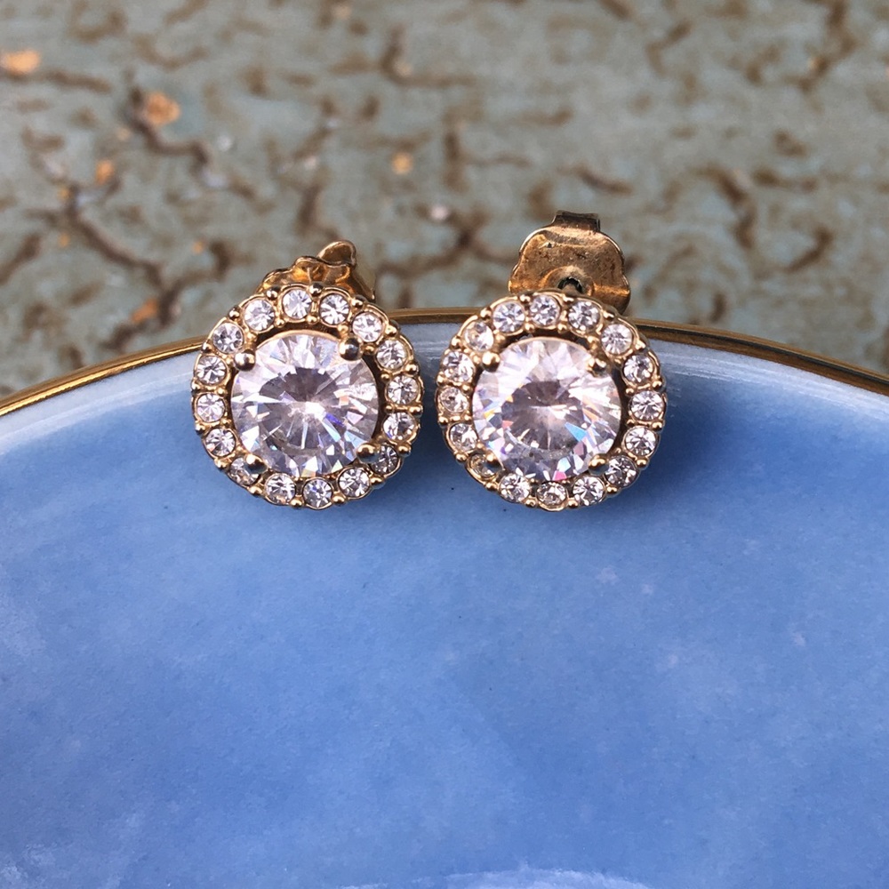 Delicate halo studs